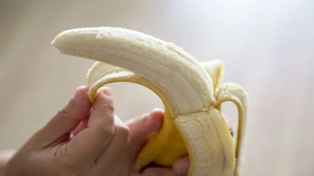 ¿Comer plátano después de cenar? La ciencia responde