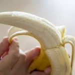 ¿Comer plátano después de cenar? La ciencia responde